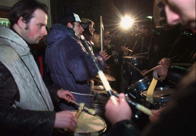 Stalna samoorganizovana ekipa dobošara je imala glavnu ulogu u prenošenju ideje Buke u pola osam u Beogradu, koja se kasnije proširila kao požar celom Srbijom. Fotografija: Ivan Milutinović