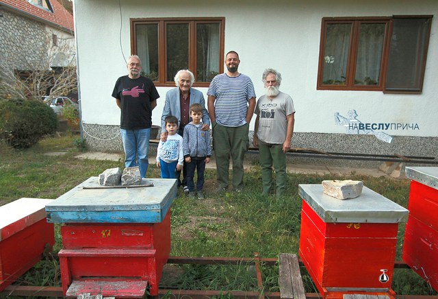 Petar Sarić, unučad i ekipa Šta hoćeš